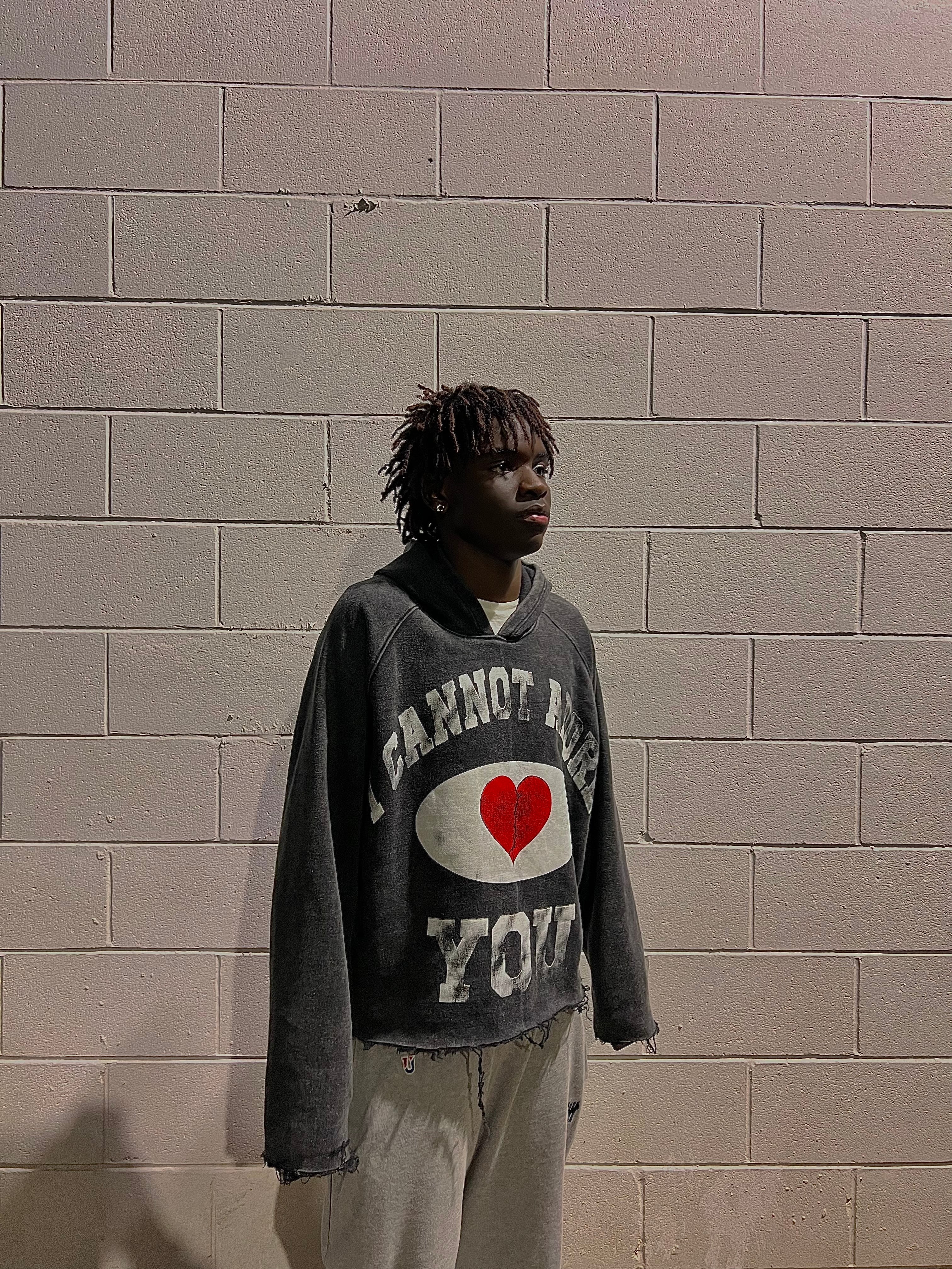 MODEL IS 6'1 WEARING HIS TRUE SIZE (a large)